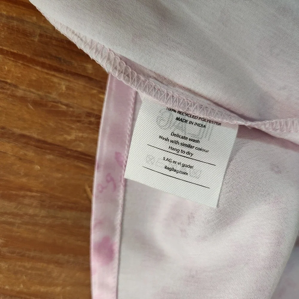 Ilag Plomme Satin Blouse Pink Flower Sm Puff Shoulder Hidden Placket Back Pleats